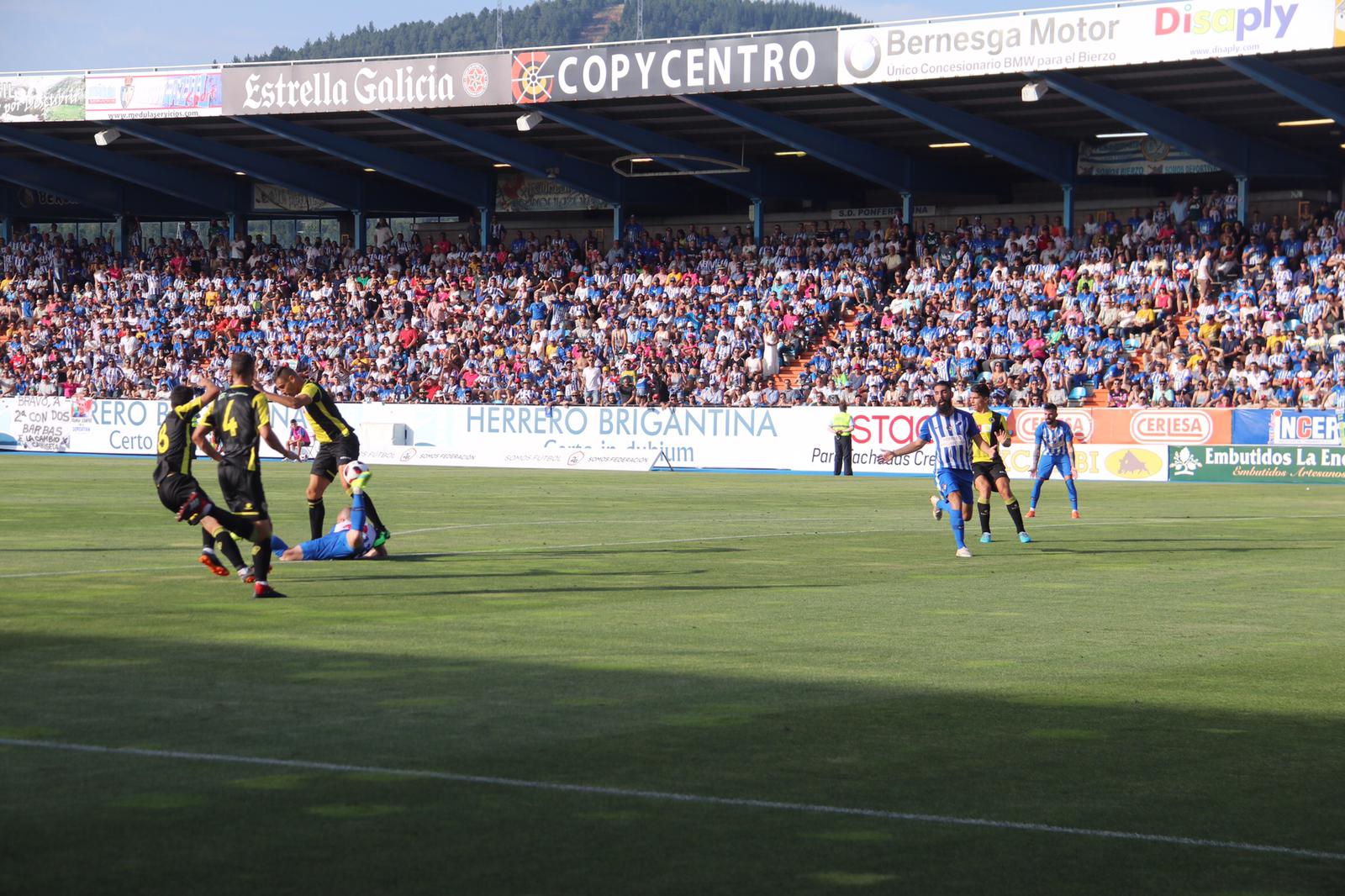 La Ponferradina, por encima del Hércules sobre el terreno de juego de El Toralón.