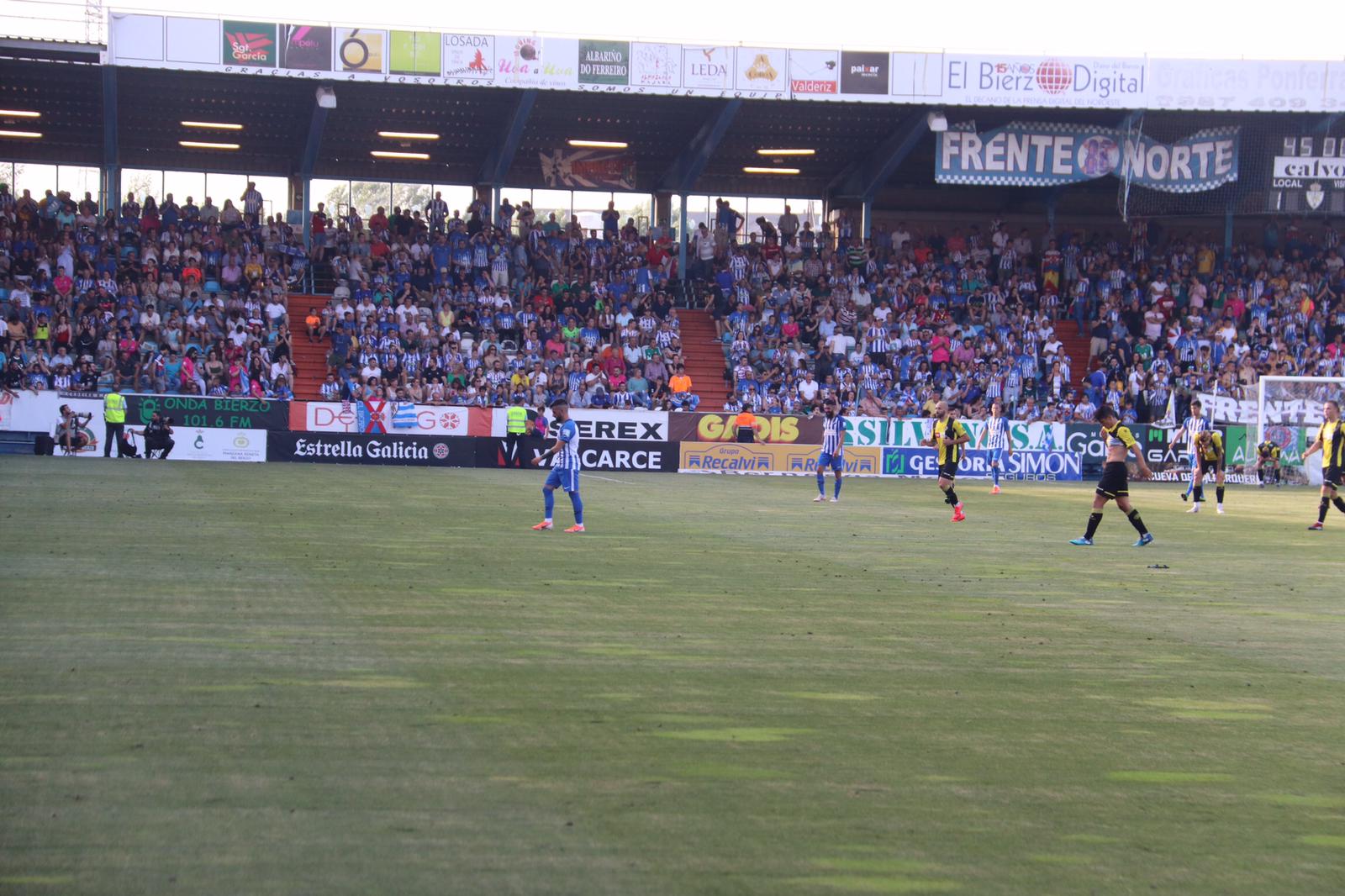 La Ponferradina, por encima del Hércules sobre el terreno de juego de El Toralón.