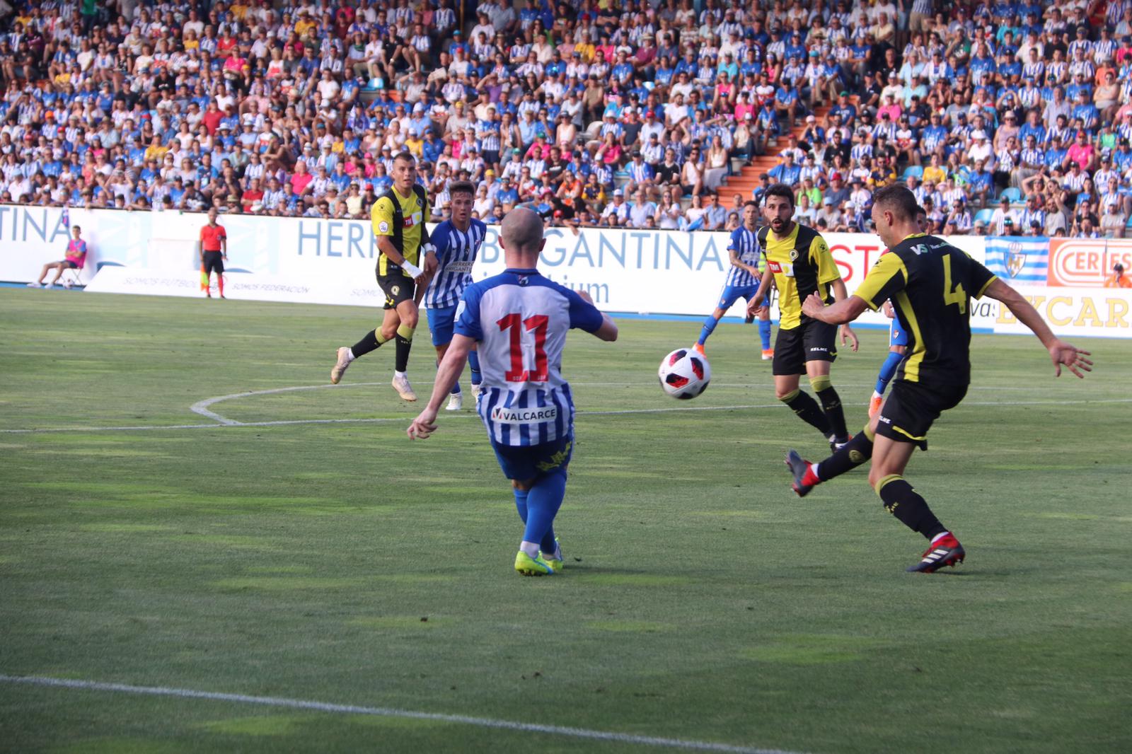 La Ponferradina, por encima del Hércules sobre el terreno de juego de El Toralón.