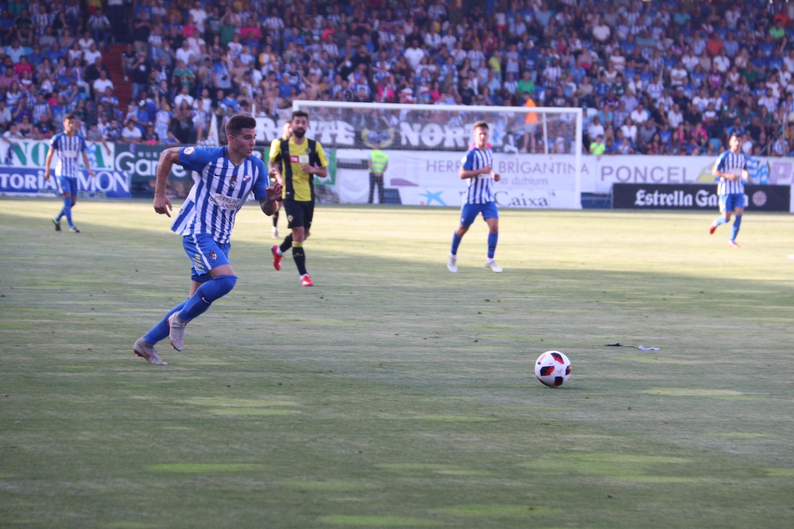 La Ponferradina, por encima del Hércules sobre el terreno de juego de El Toralón.