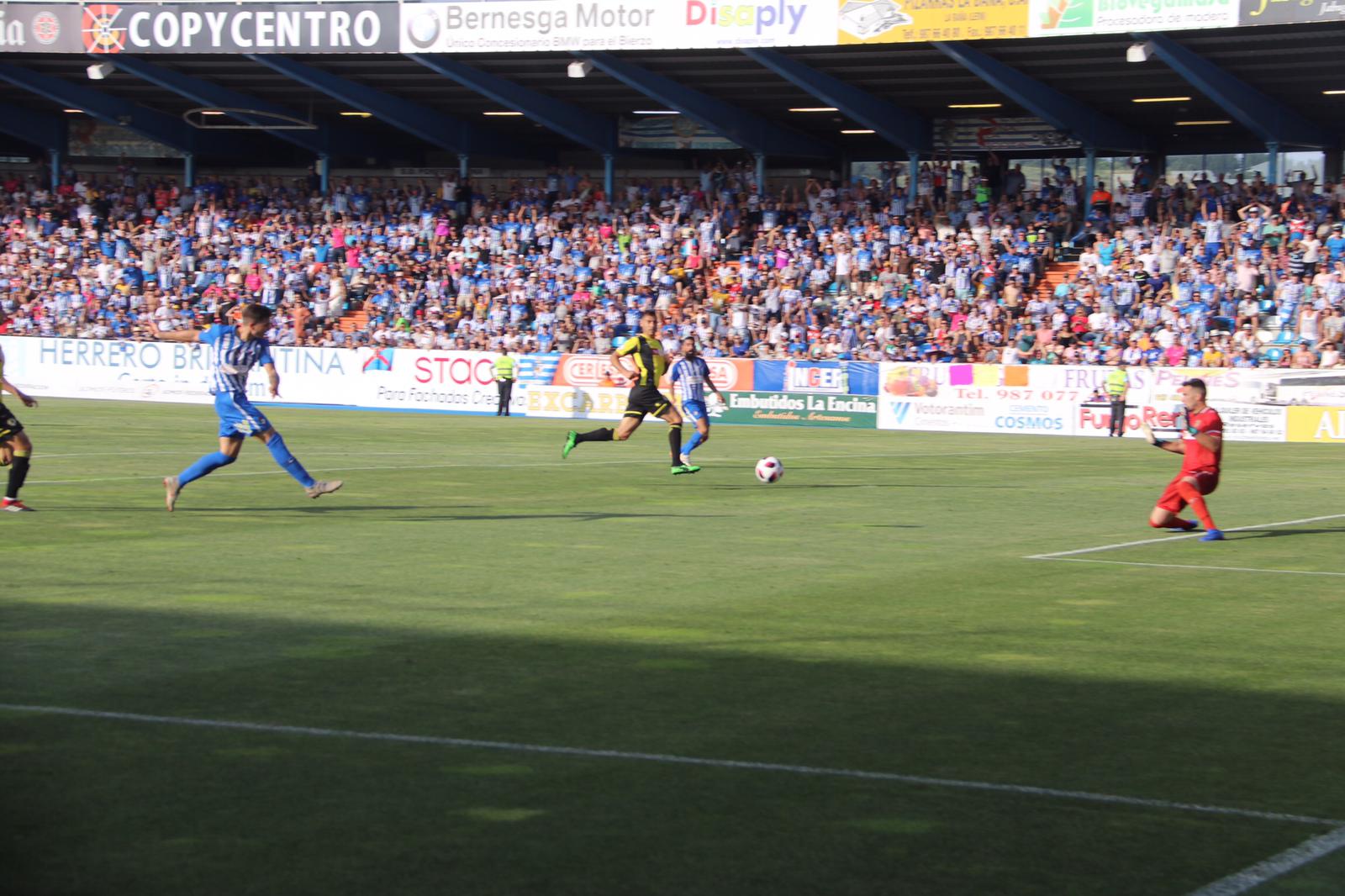 La Ponferradina, por encima del Hércules sobre el terreno de juego de El Toralón.