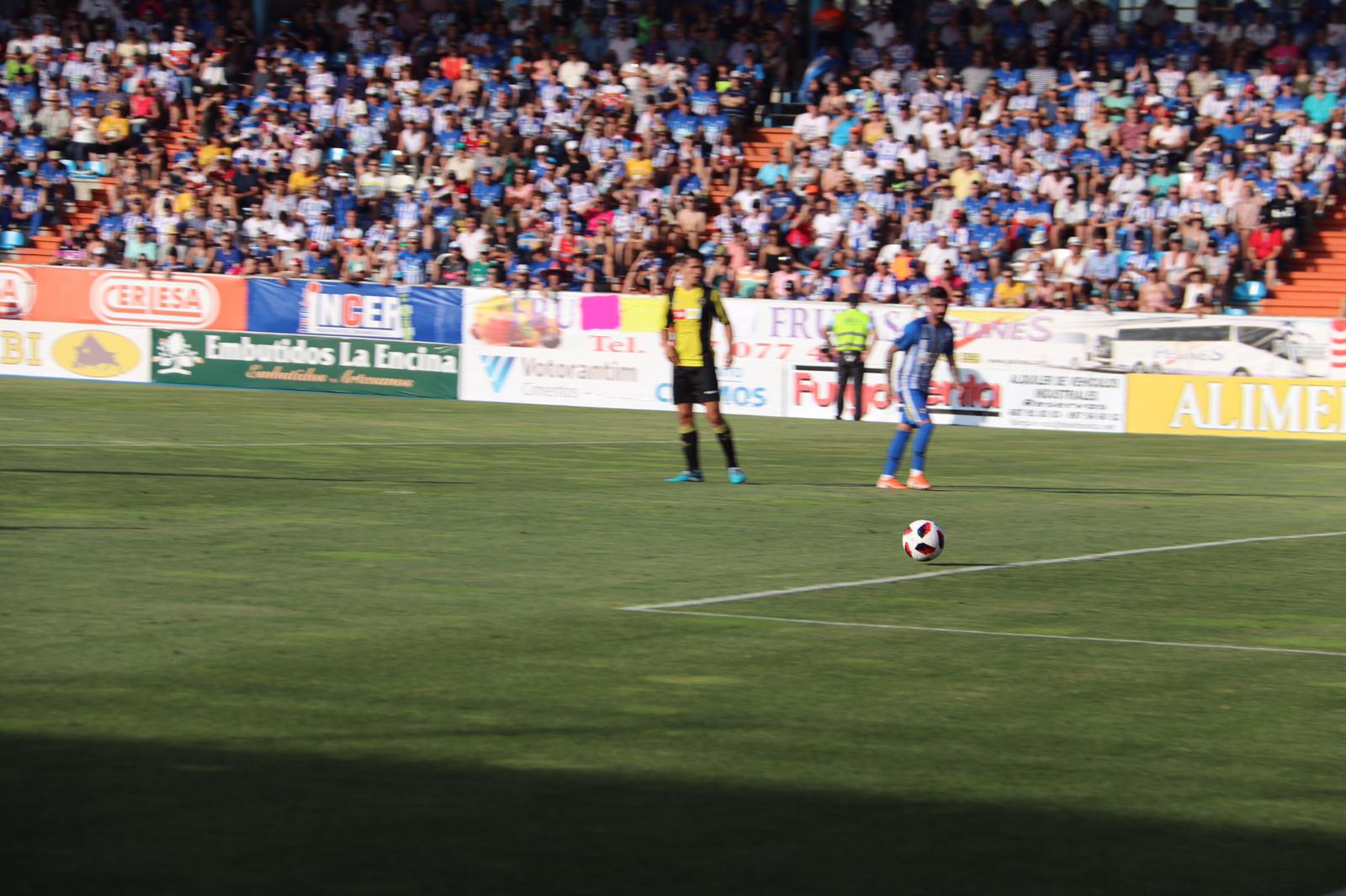 La Ponferradina, por encima del Hércules sobre el terreno de juego de El Toralón.