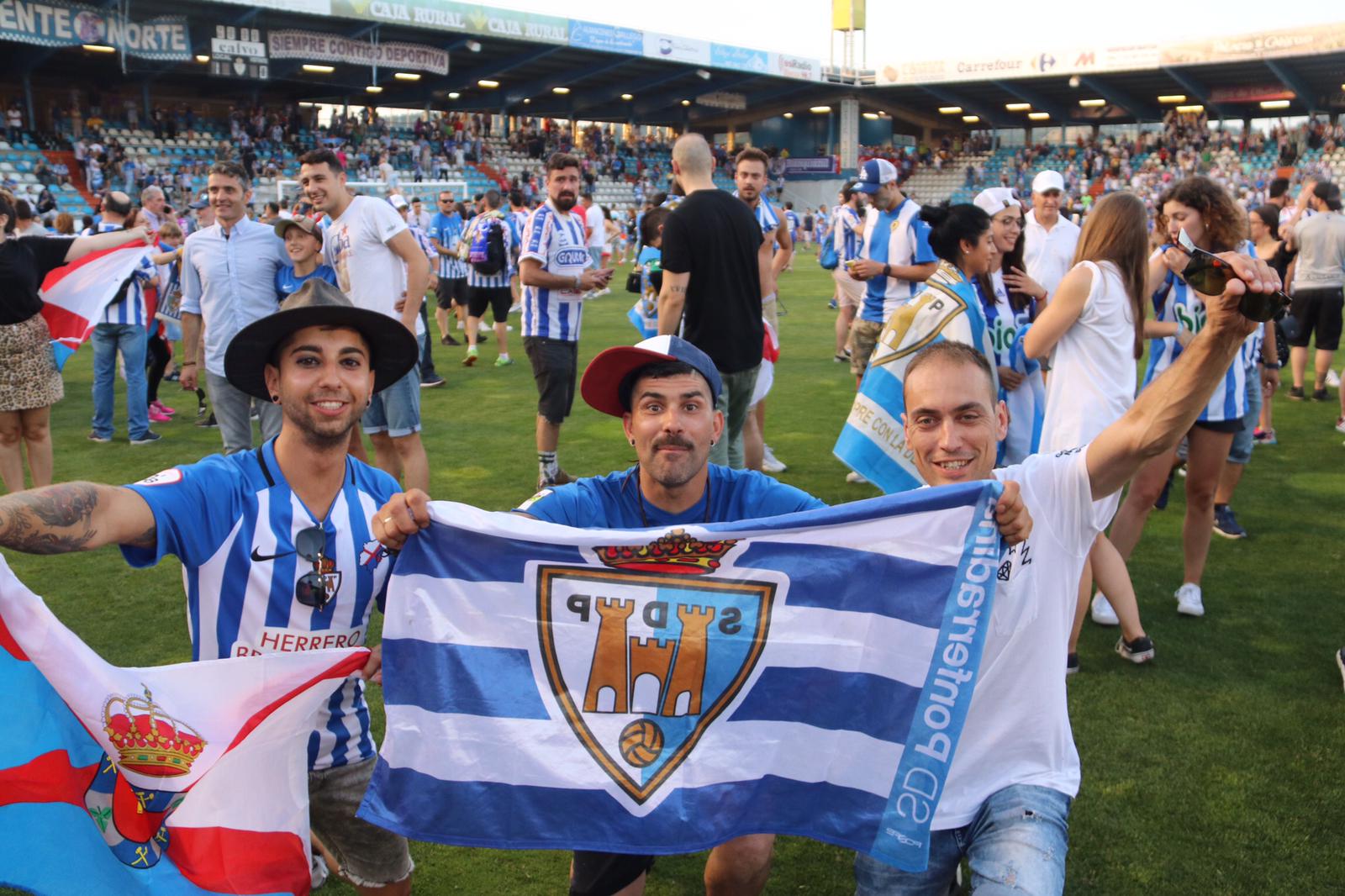 Los aficionados celebran el ascenso a Segunda División a pie de campo.