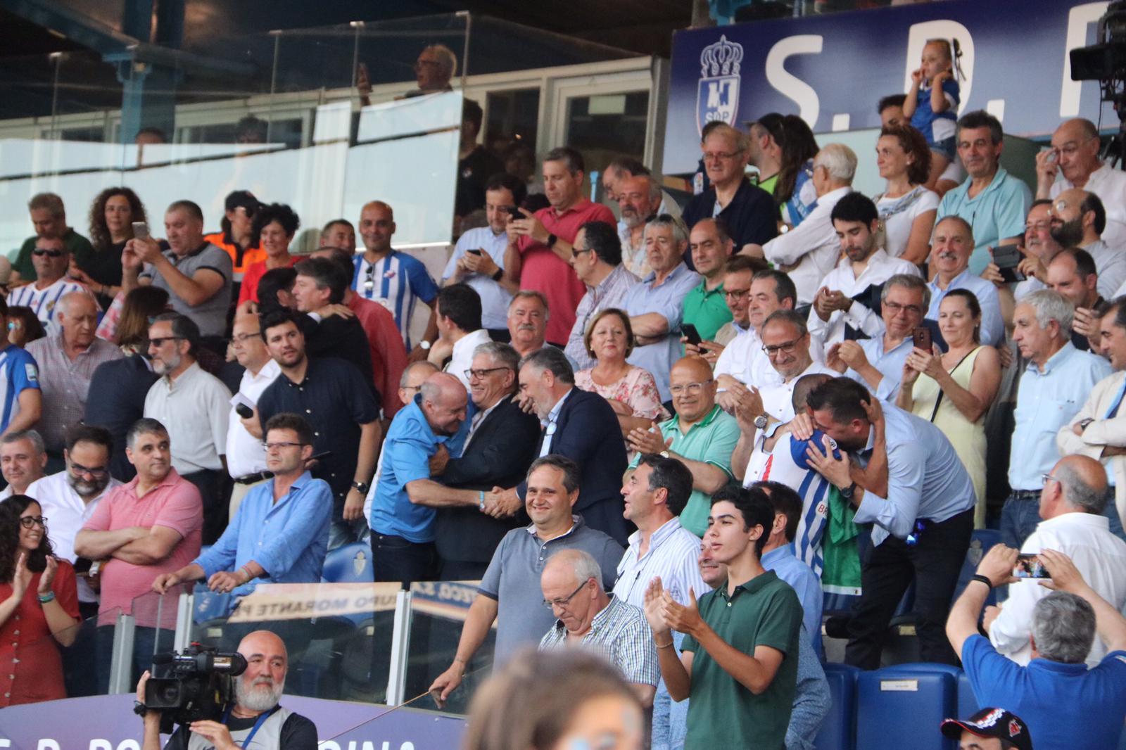 Los aficionados celebran el ascenso a Segunda División a pie de campo.