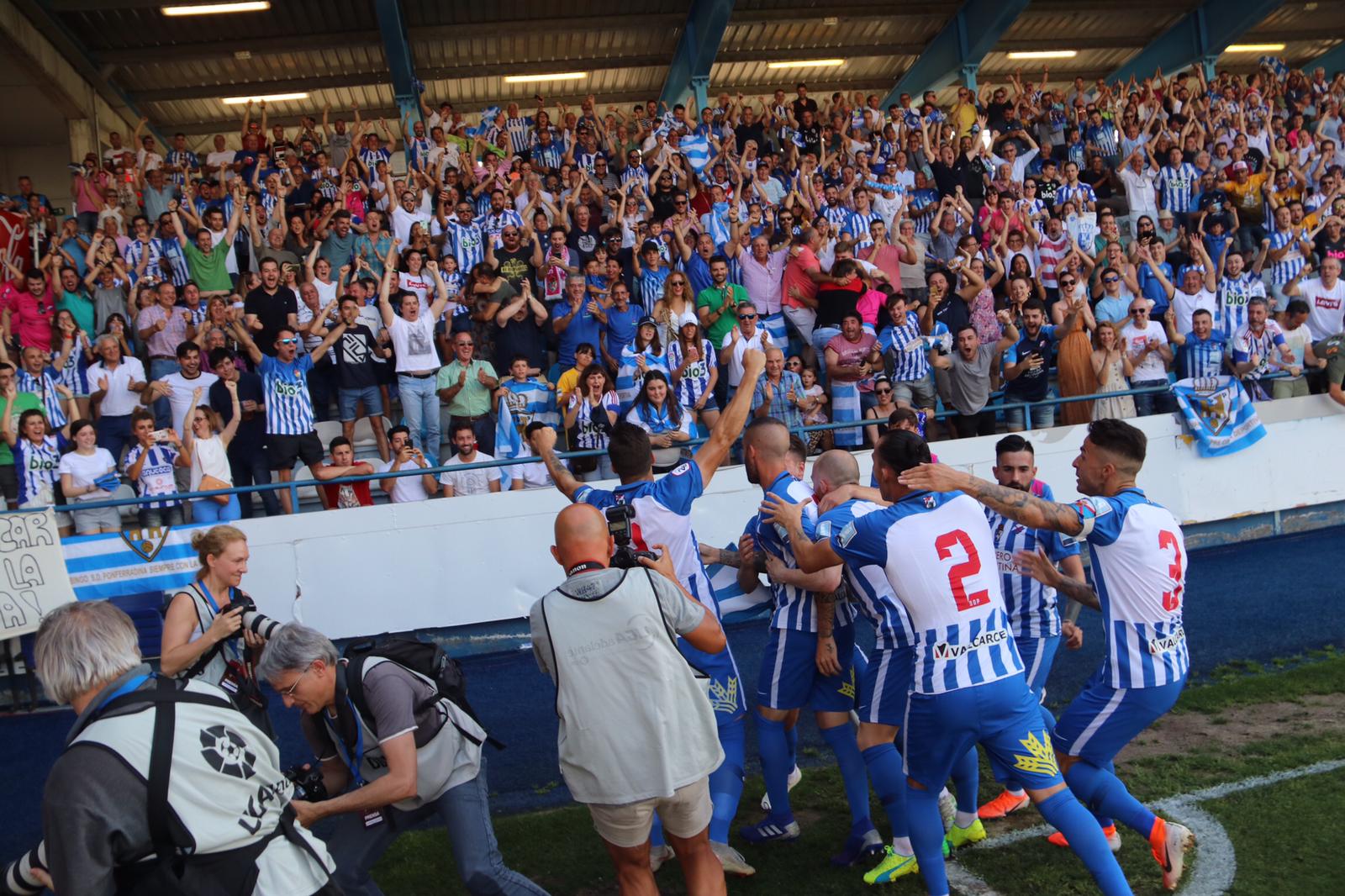 Los jugadores de la Ponferradina celebran su primer gol en El Toralín.