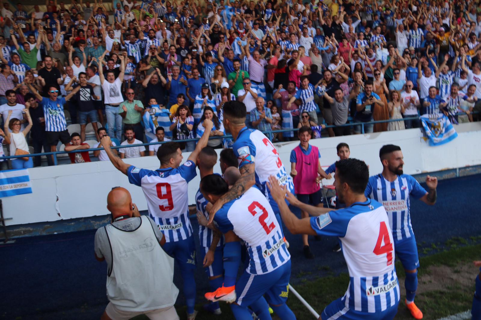 Los jugadores de la Ponferradina celebran su primer gol en El Toralín.