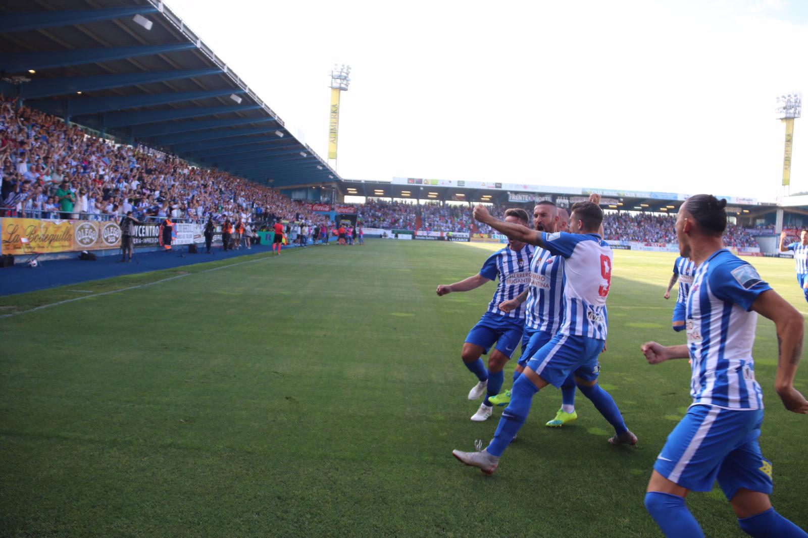 Los jugadores de la Ponferradina celebran su primer gol en El Toralín.