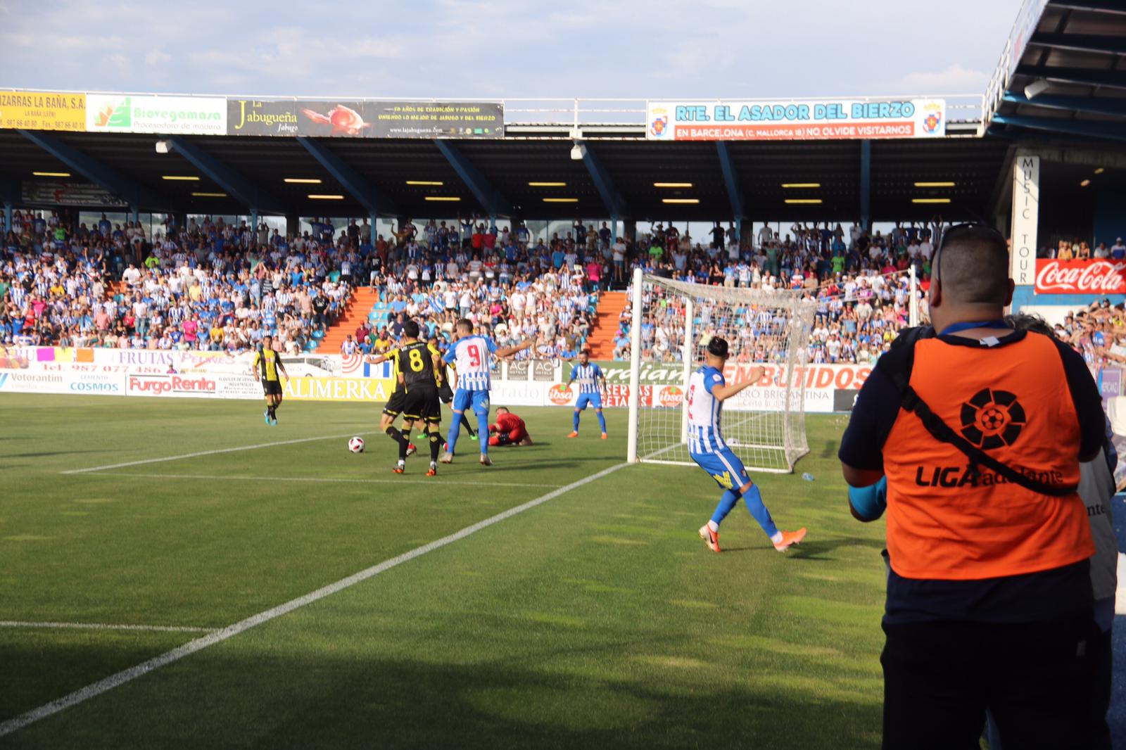 Los jugadores de la Ponferradina celebran su primer gol en El Toralín.