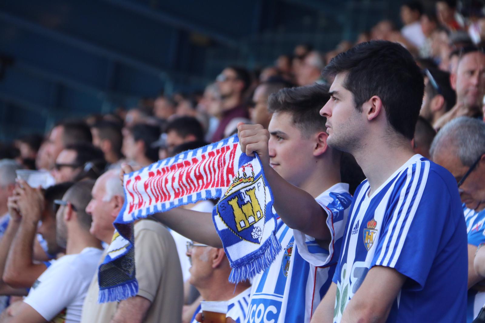 Los jugadores de la Ponferradina celebran su primer gol en El Toralín.