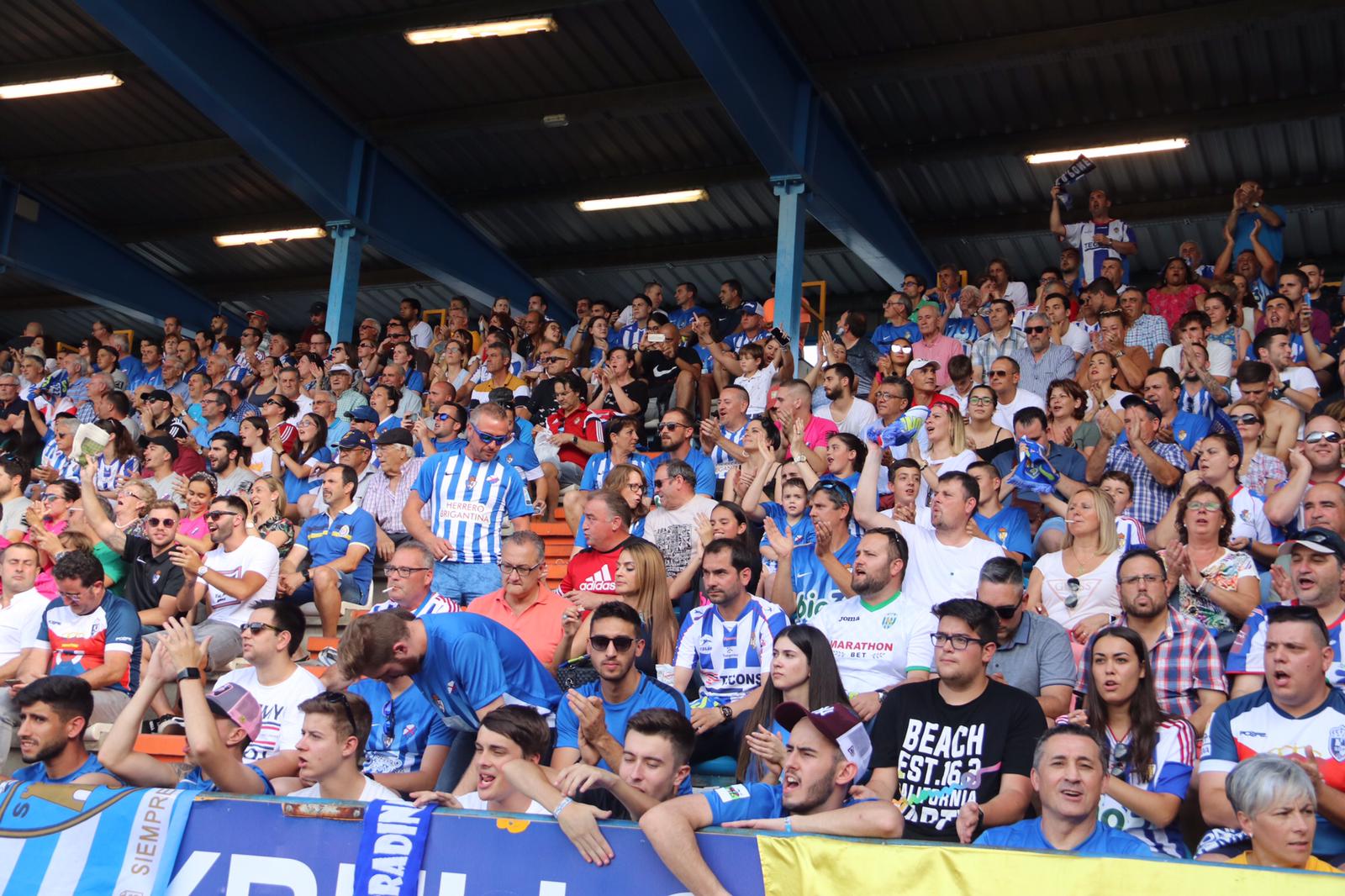 Los jugadores de la Ponferradina celebran su primer gol en El Toralín.