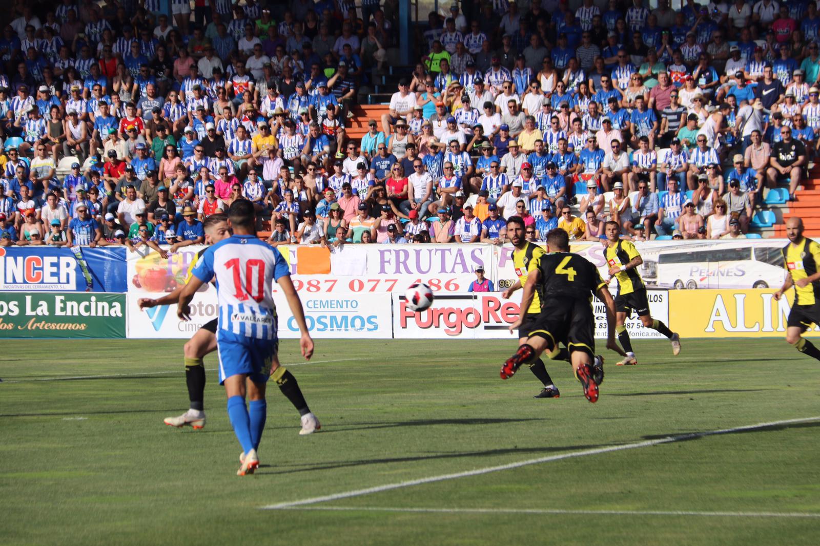 Los jugadores de la Ponferradina celebran su primer gol en El Toralín.