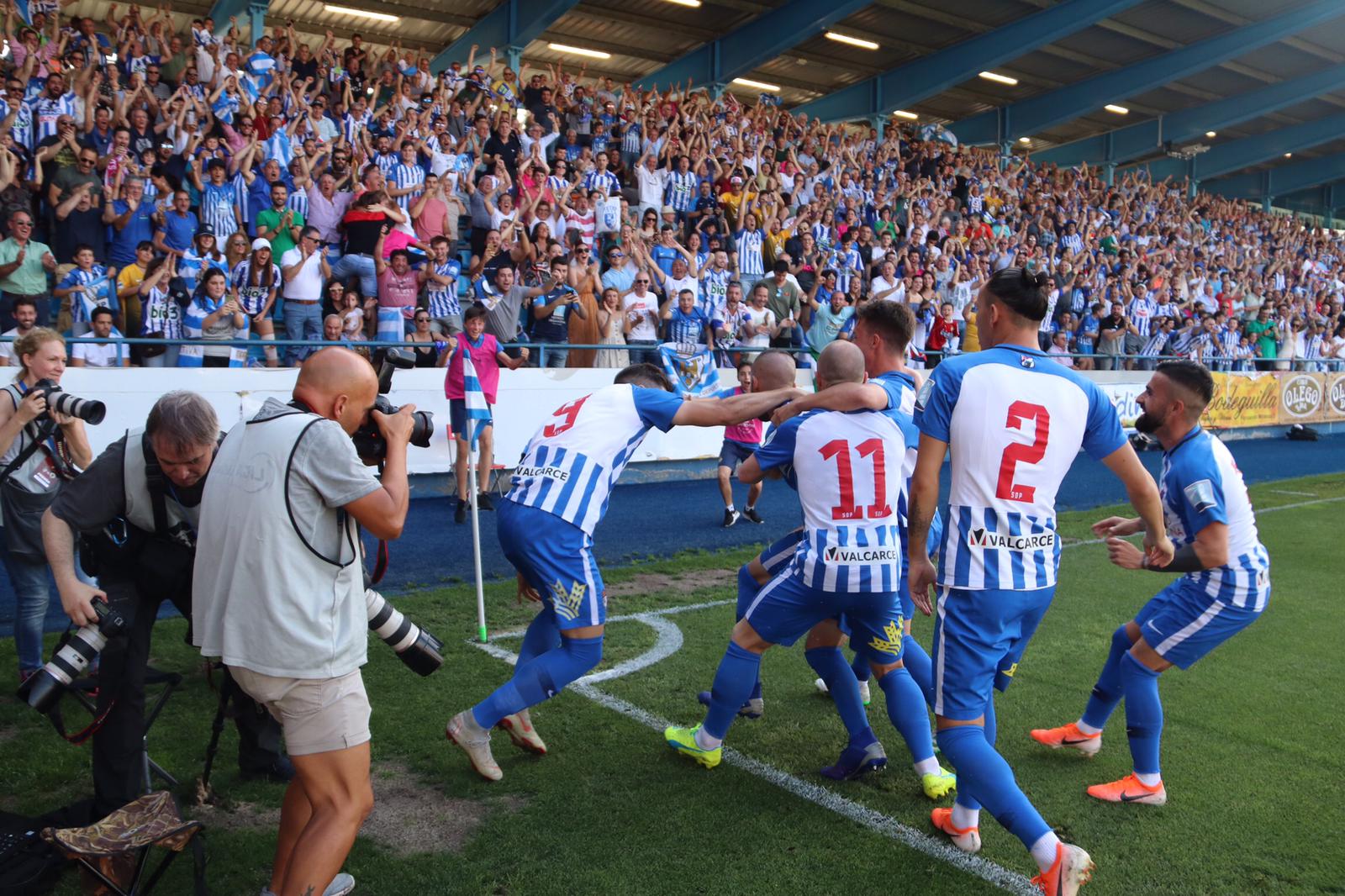 Los jugadores de la Ponferradina celebran su primer gol en El Toralín.