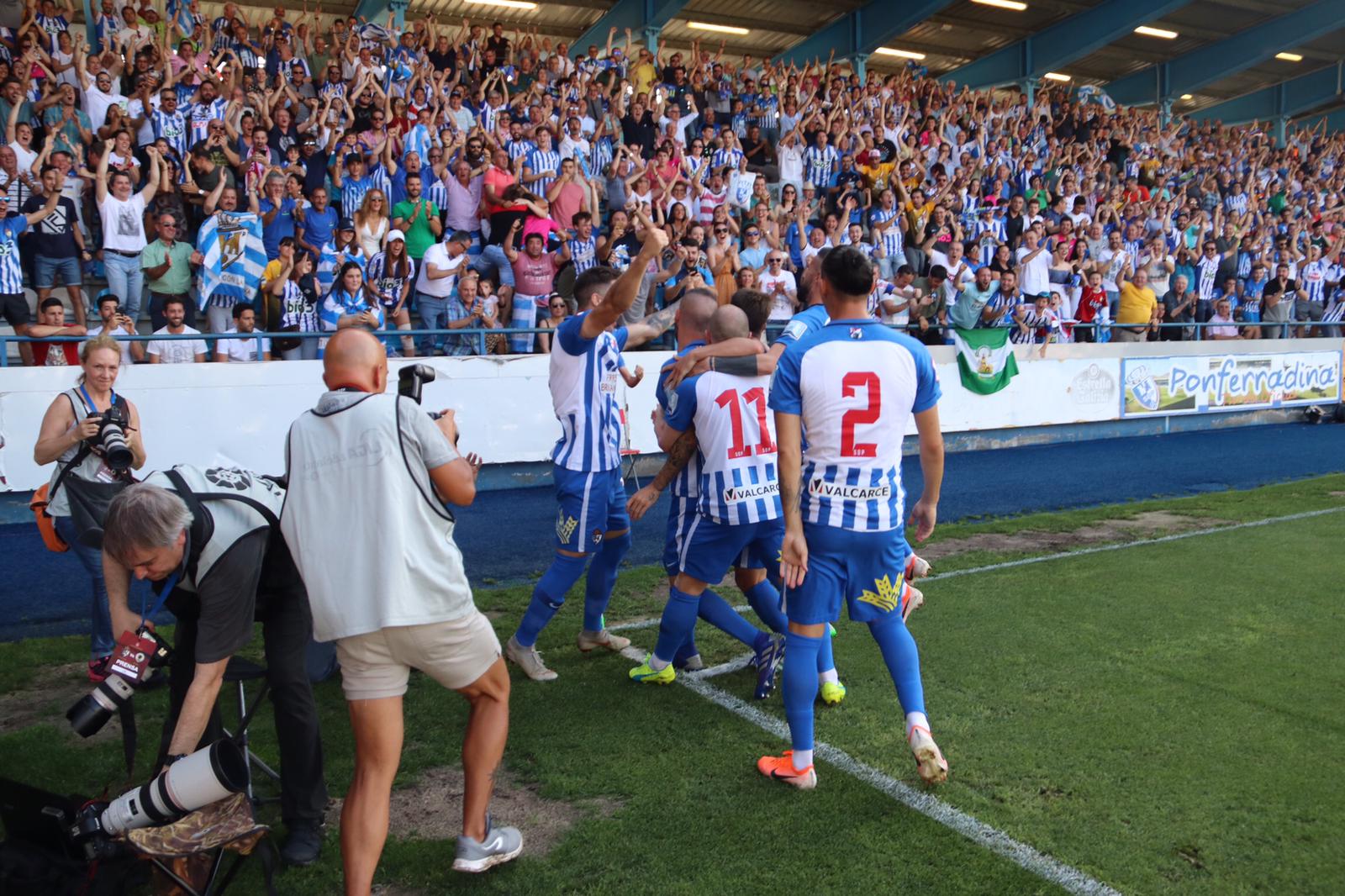 Los jugadores de la Ponferradina celebran su primer gol en El Toralín.