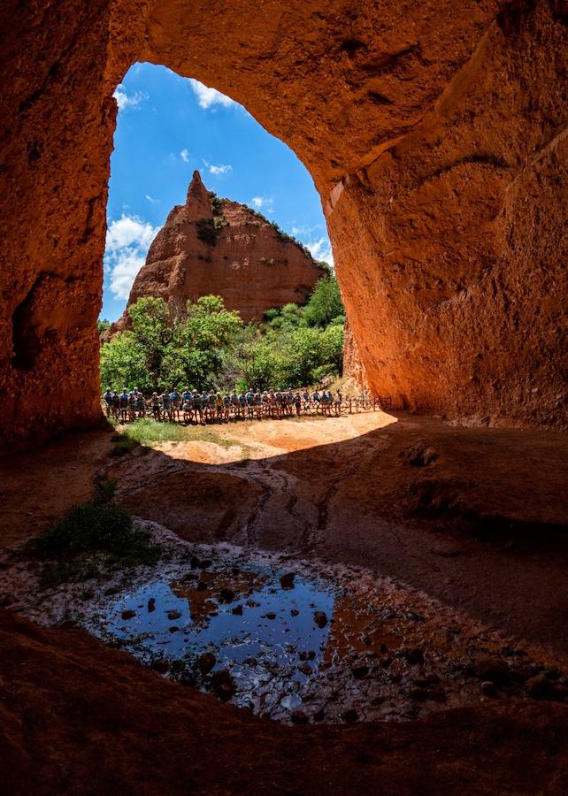 Fotos: Momentos del #retoBttBierzoBabia organizado por la Fundación Bas Van der Goor