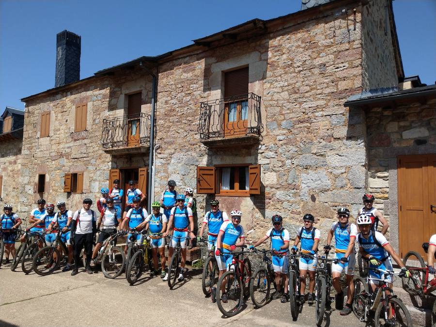 Fotos: Momentos del #retoBttBierzoBabia organizado por la Fundación Bas Van der Goor