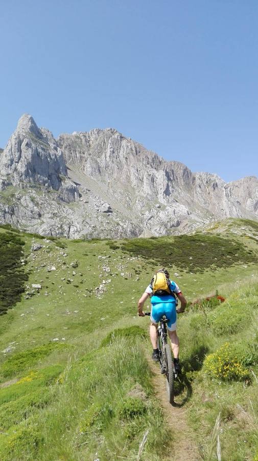 Fotos: Momentos del #retoBttBierzoBabia organizado por la Fundación Bas Van der Goor