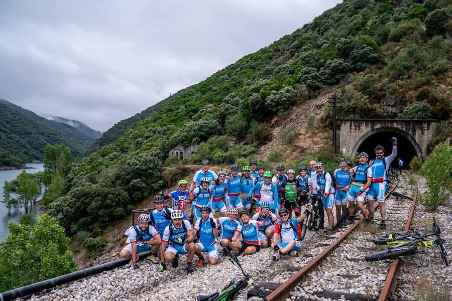 Fotos: Momentos del #retoBttBierzoBabia organizado por la Fundación Bas Van der Goor