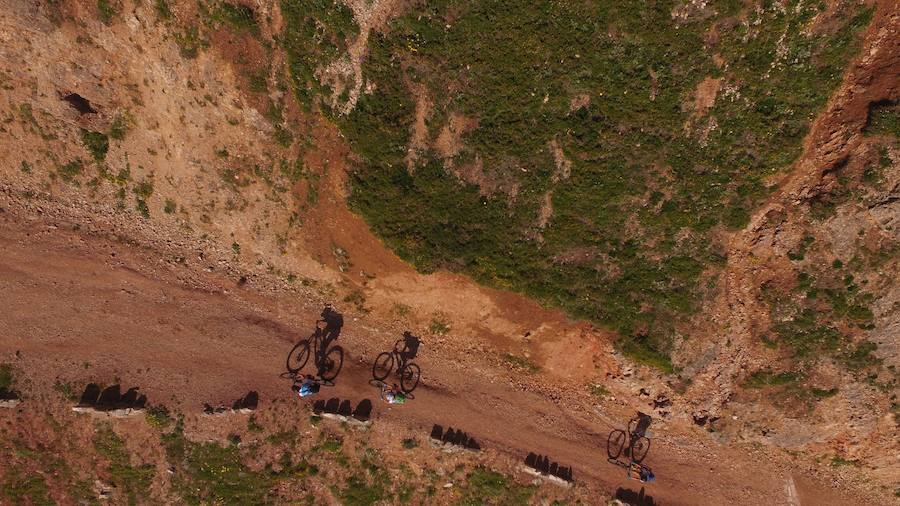 Fotos: Momentos del #retoBttBierzoBabia organizado por la Fundación Bas Van der Goor