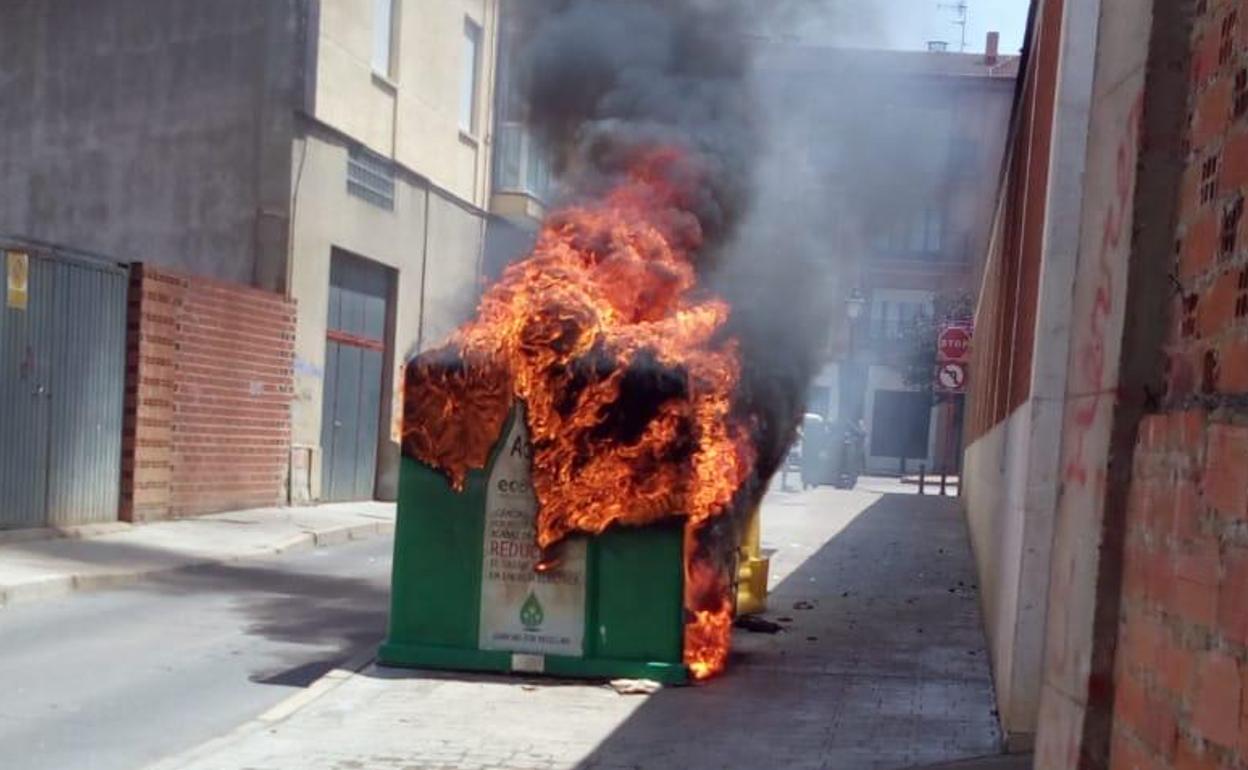 Contendor de vidrio en llamas en Valencia de Don Juan. 