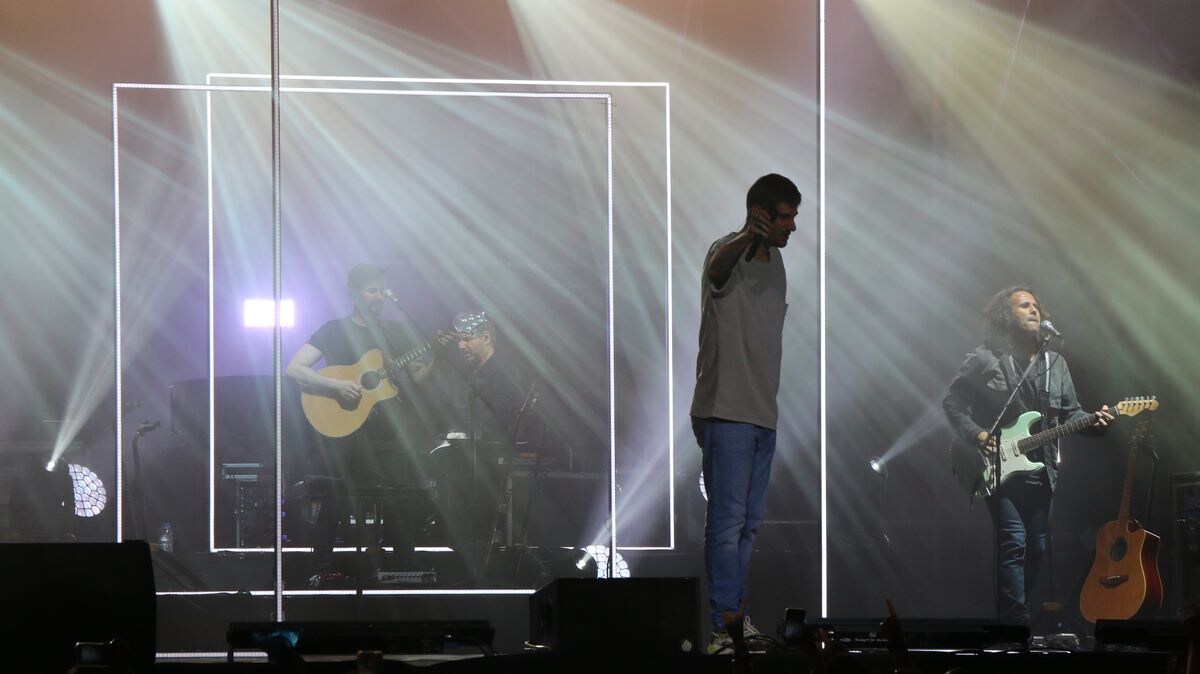 Arrollador Melendi en la Plaza de Toros de León. La gira Cubo de Rubik del cantante asturiano llega a la capital leonesa en el fin de las Fiestas de San Juan y San Pedro. 