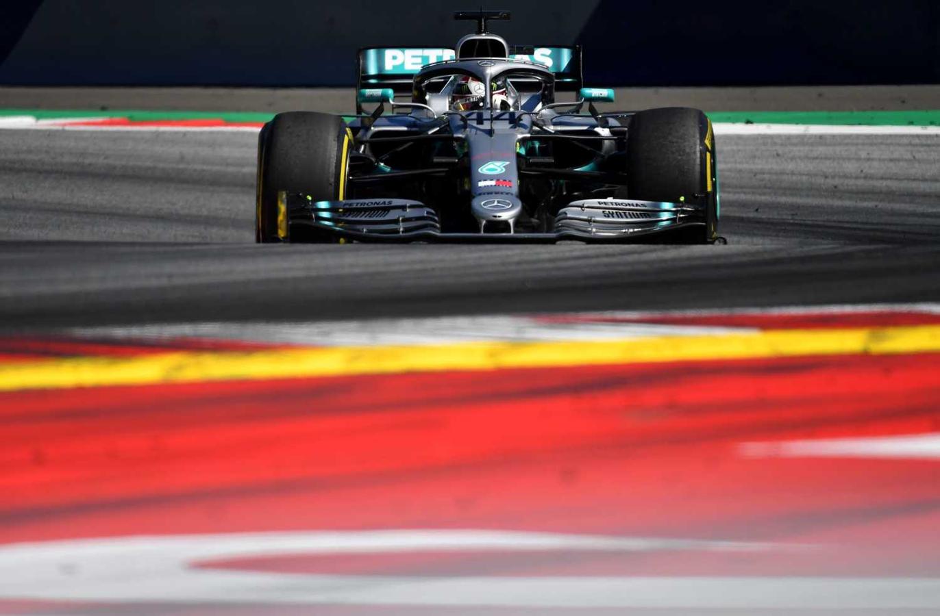 El piloto de Mercedes, Lewis Hamilton, conduce su automóvil durante el Gran Premio de Fórmula Uno de Austria