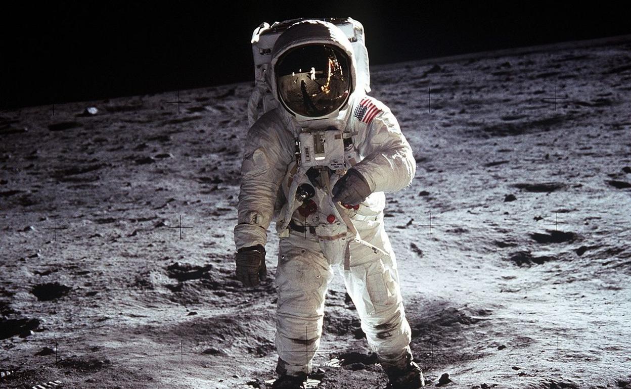 Imagen de Neil Armstrong caminando sobre la superficie de la luna.
