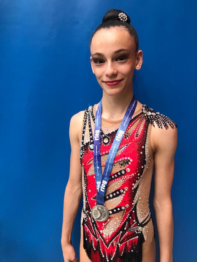 Gimnastas del Club Ritmo con sus medallas. 