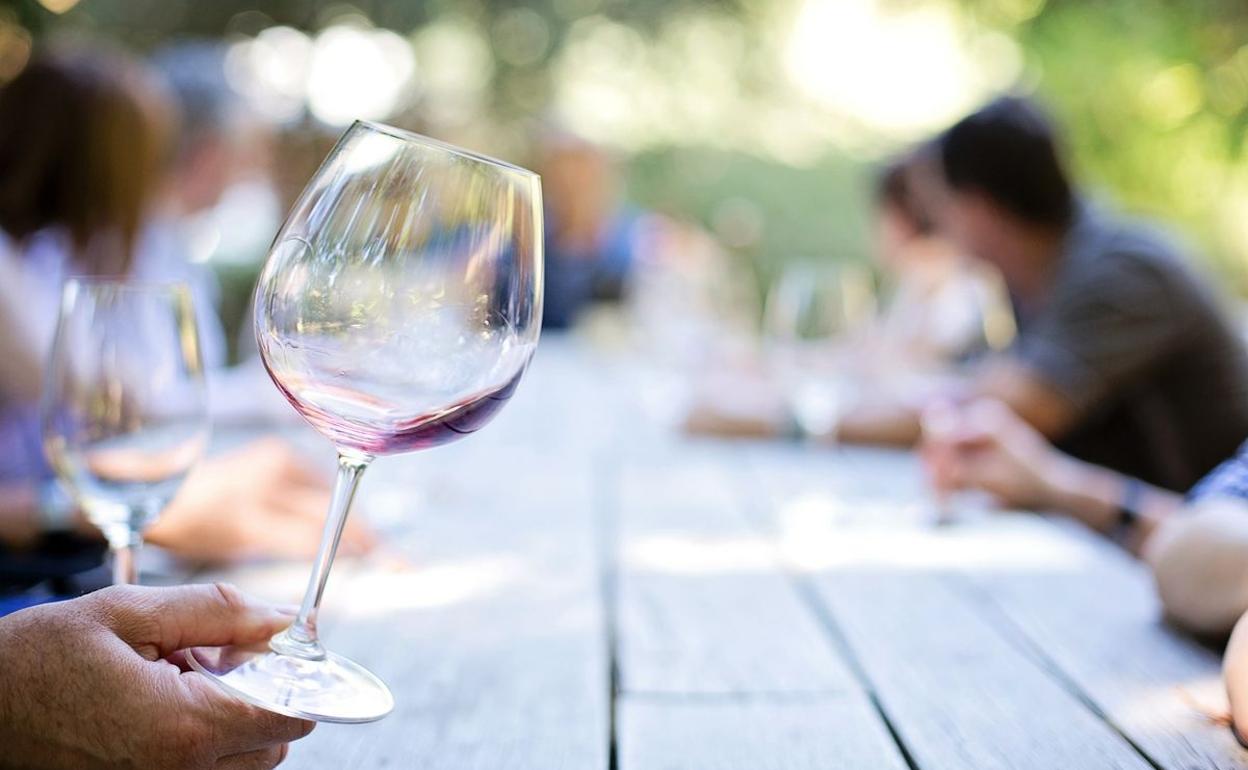 Una copa de vino en un curso de maridaje.