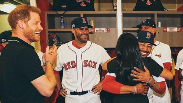 Meghan Markle abraza a Mookie Betts, jugador de los Red Sox y pariente lejano suyo. 