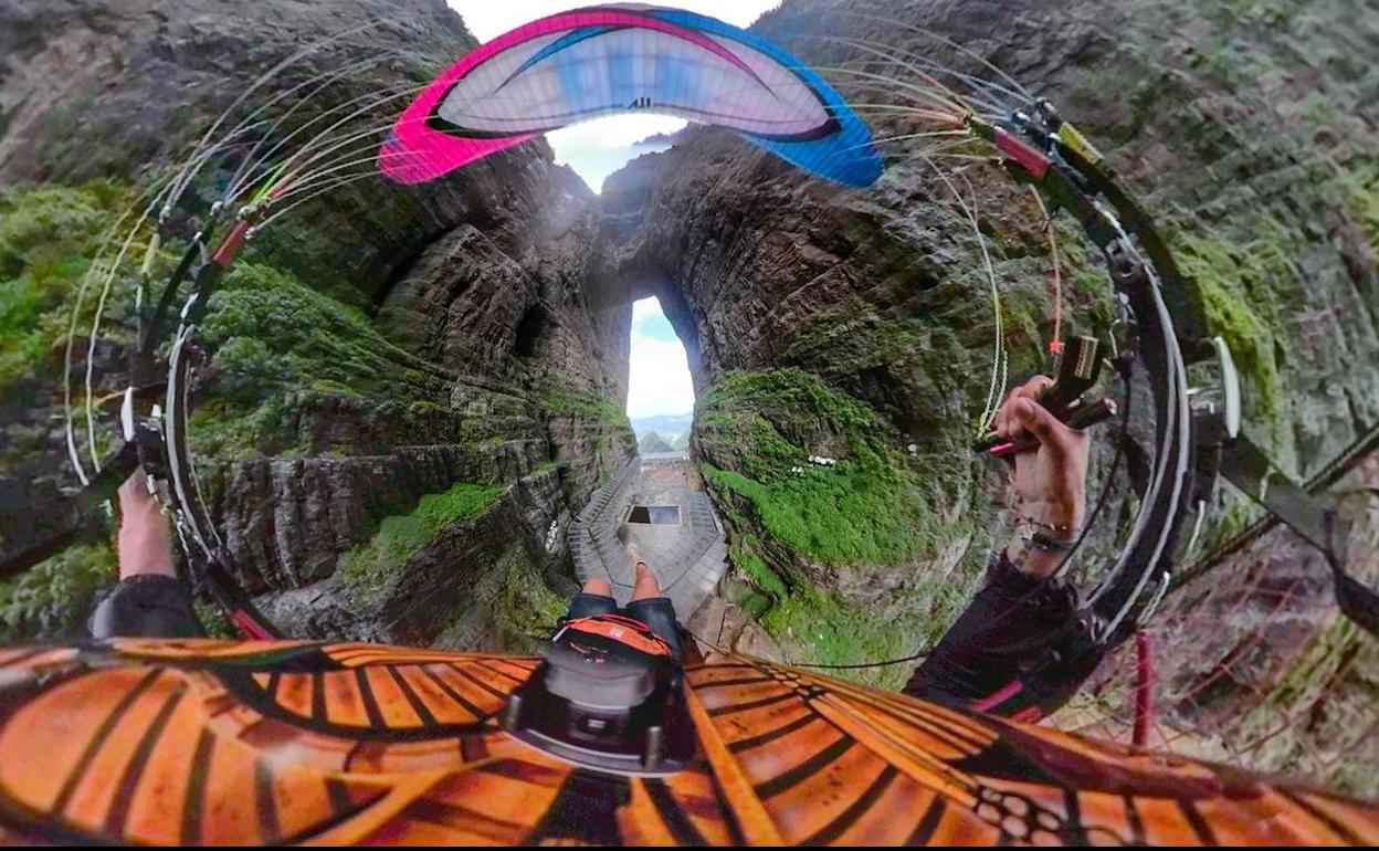 Imagen del deportistas leonés desde su parapente.