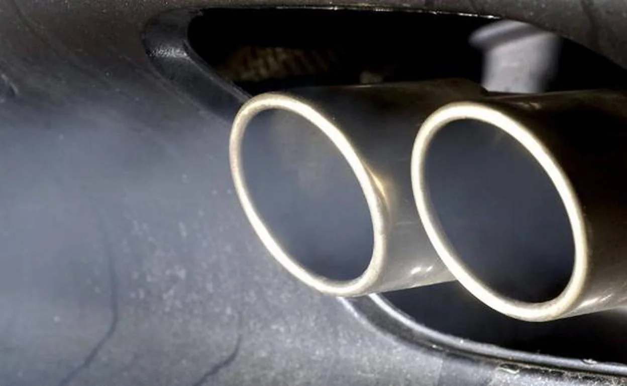 Imagen del tubo de escape de un coche contaminante.