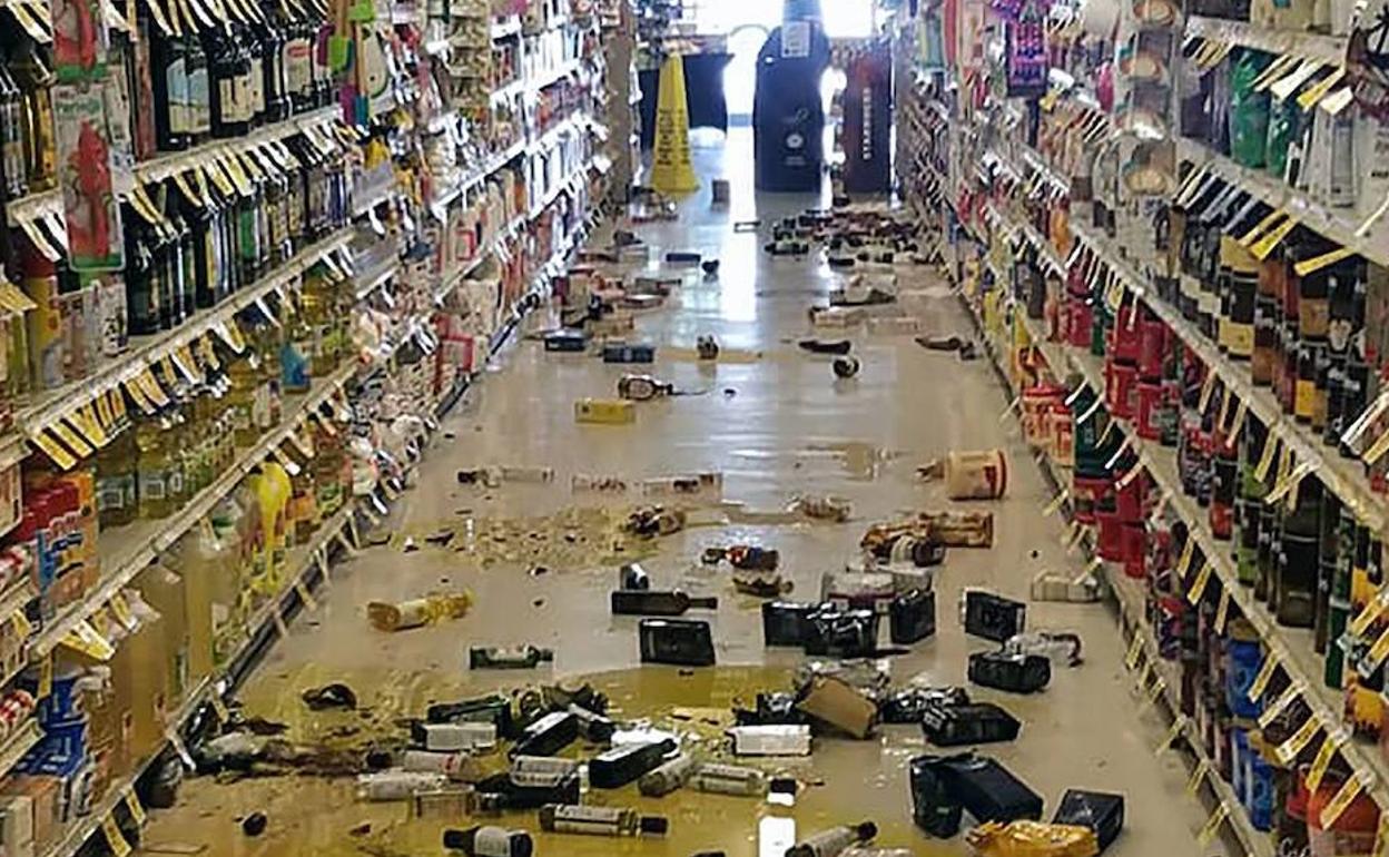 Tienda afectada por el terremoto. 