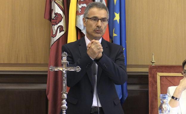 Nicanor Pastrana durante su juramento.