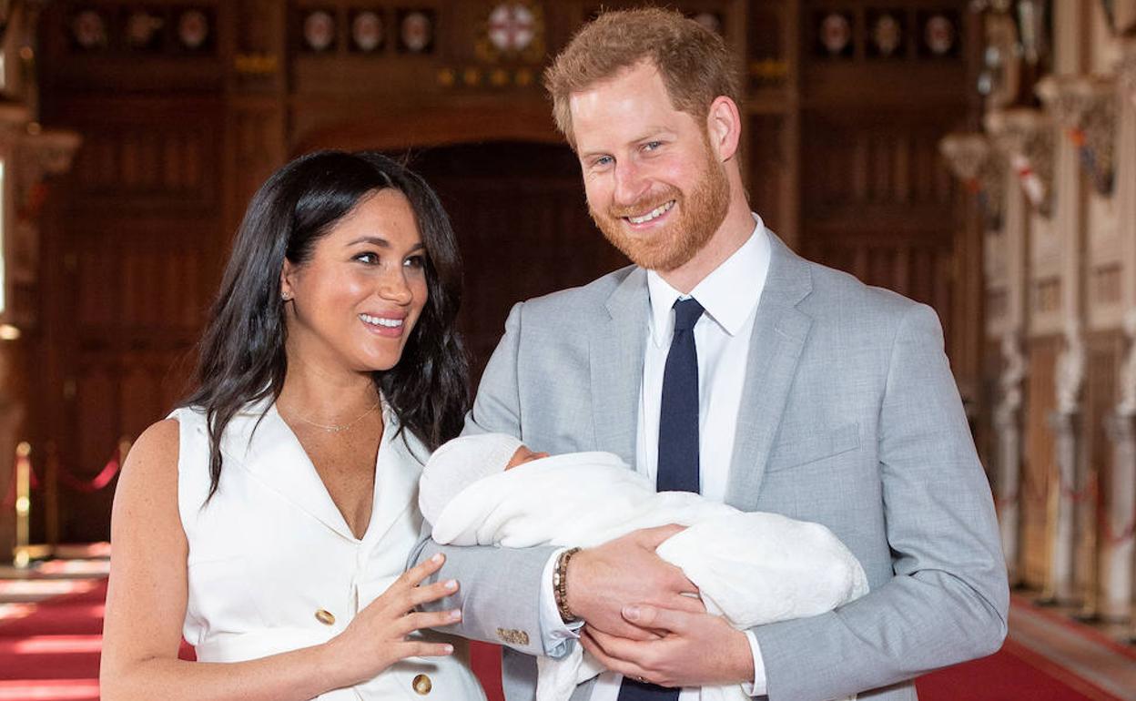El principe Harry y Meghan Markle, duques de Sussex, presentan a su hijo recién nacido, Archie.