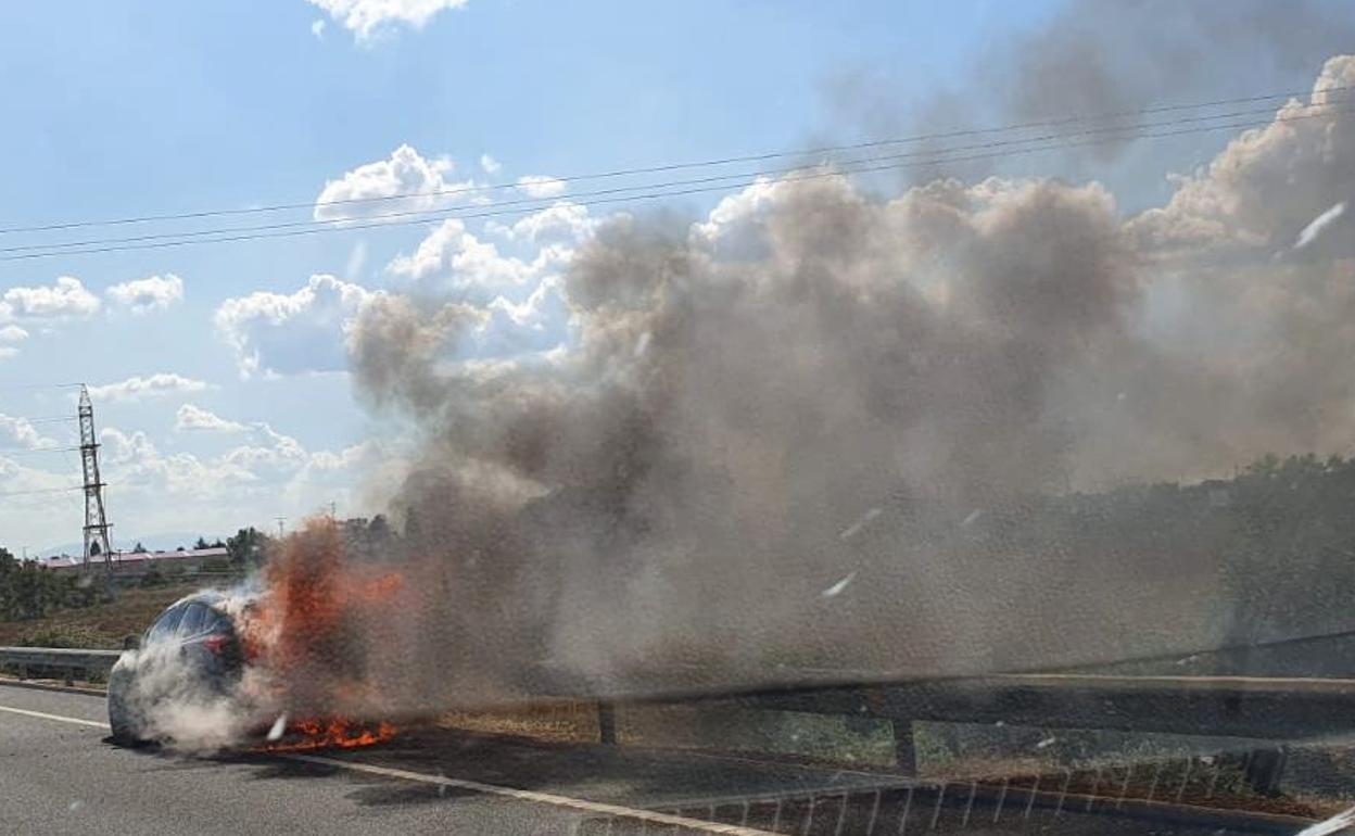 Imagen del vehículo en llamas en el arcén de la AP-71. 