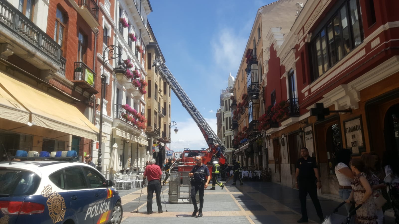 Fotos: Fuego en un restaurante de la calle Ancha