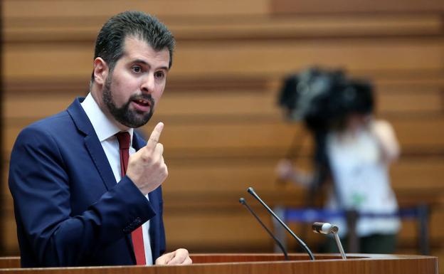 Luis Tudanca, en un pleno de las Cortes. 