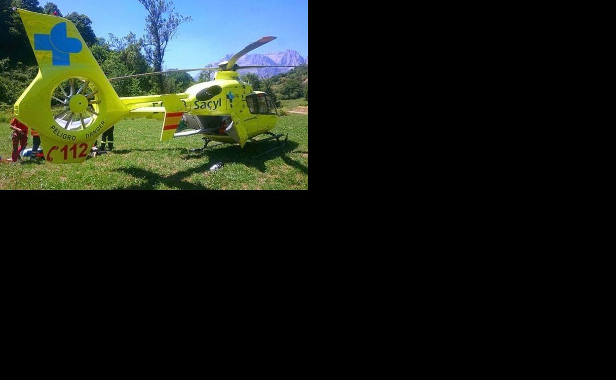 Rescatan en helicóptero a un montañero de 68 años que se cayó en Peñas Pintas (Crémenes)