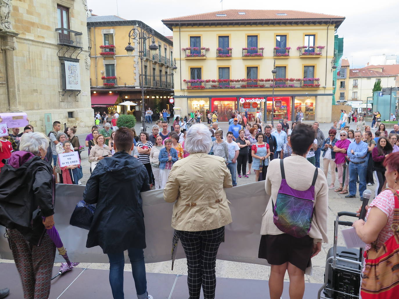 Fotos: Concentración contra la &#039;manada de Manresa&#039;