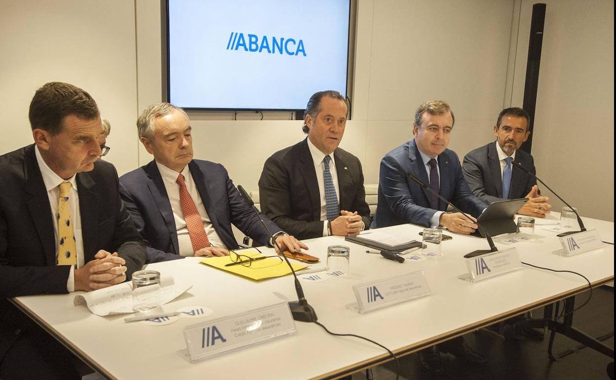 Firma del acuerdo en la sede de Abanca.