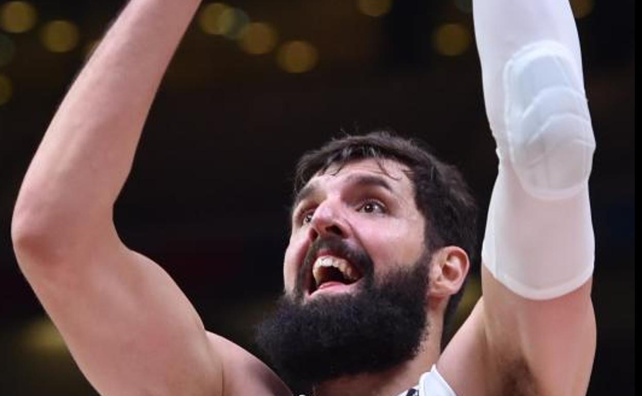 Nikola Mirotic se dispone a encestar. 