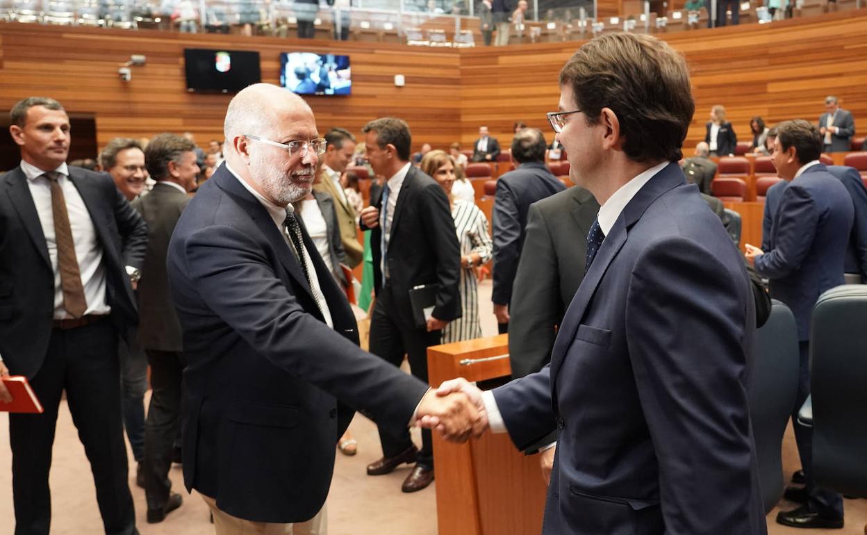 Francisco Igea de Cs felicita a Alfonso Fernández Mañueco al finalizar el Debate de investidura.