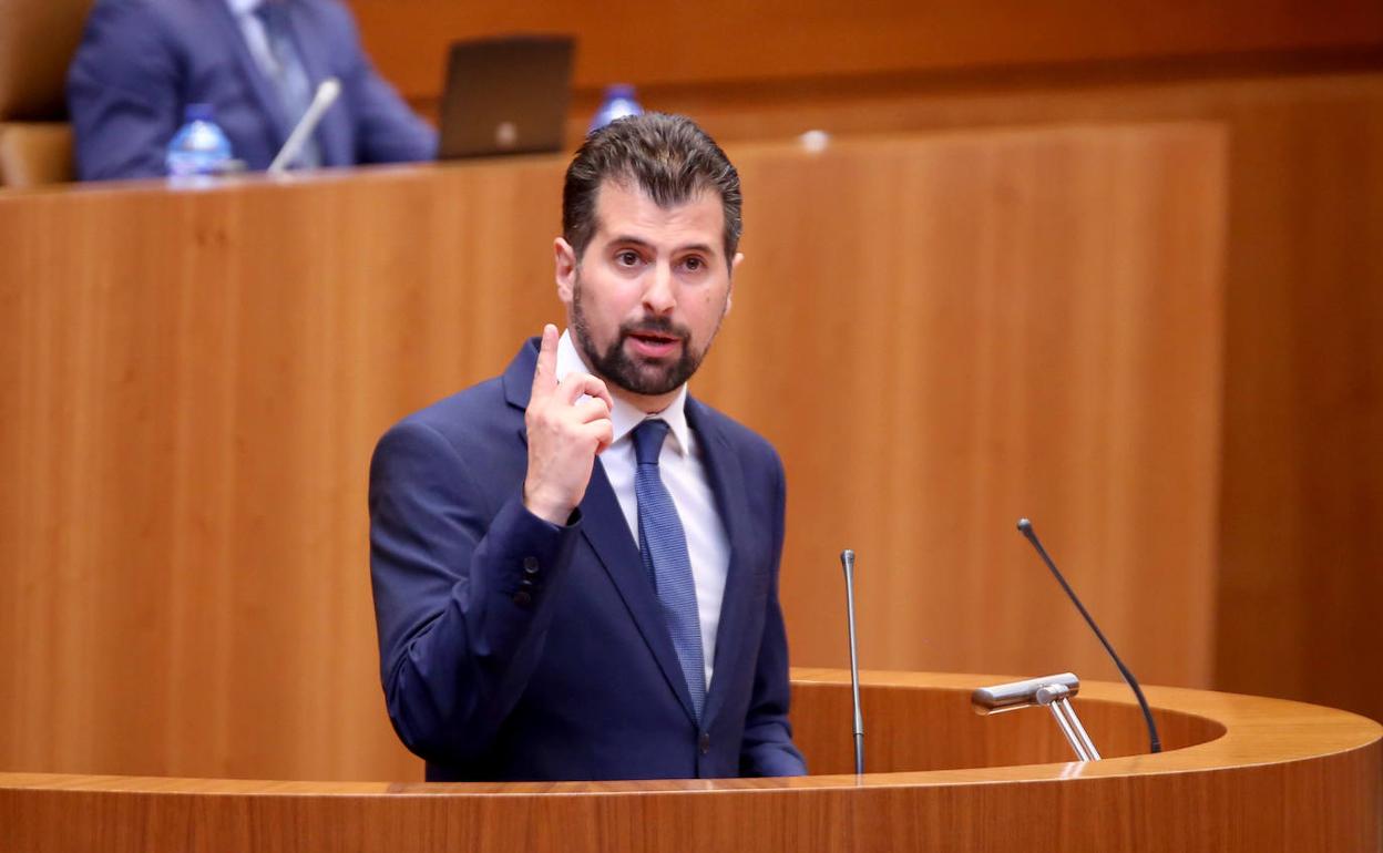 El portavoz del PSOE, Luis Tudanca, durante su intervención en el debate de investidura del presidente de la Junta de Castilla y León. 