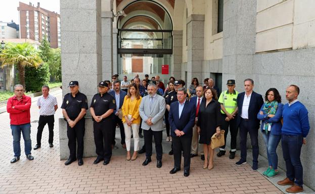 Representantes institucionales se han concentrado a las puertas de la Subdelegación del Gobierno para guardar un minuto de silencio