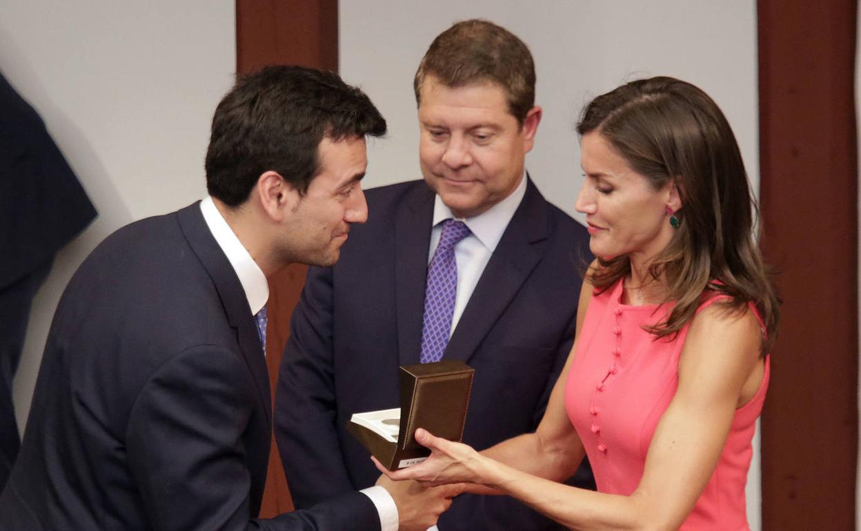 El alcalde de Medina del Rioseco, David Esteban, recoge el premio 'Reina Letizia 2018' en materia de accesibilidad universal junto al presidente de Castilla la Mancha Emiliano García Page