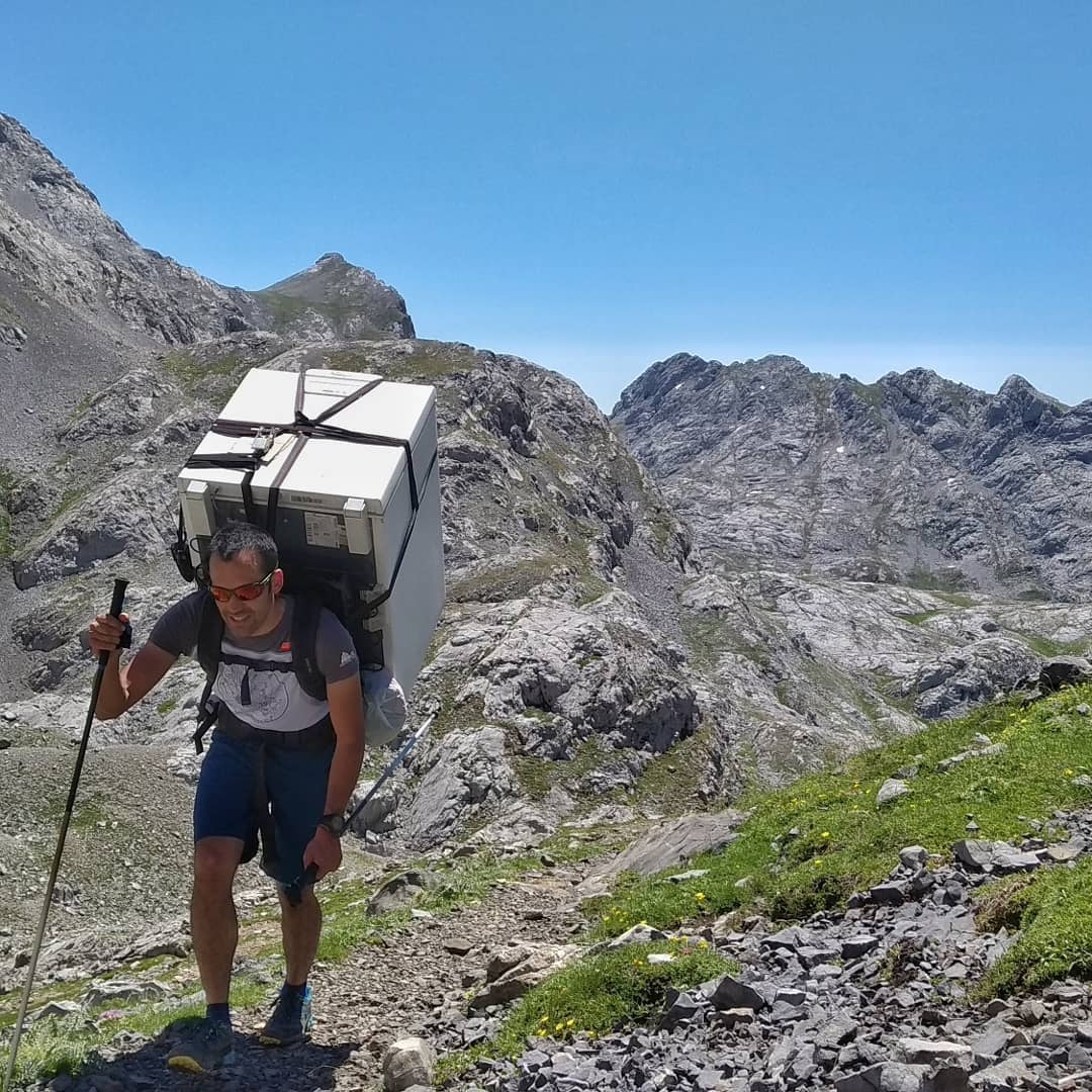 Fotos: Llevando una nevera hasta el Refugio del Collado Jermoso