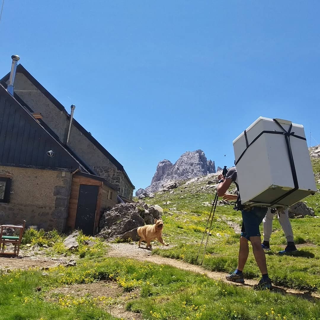 Fotos: Llevando una nevera hasta el Refugio del Collado Jermoso