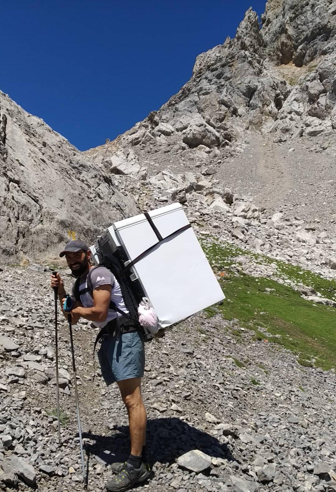 Fotos: Llevando una nevera hasta el Refugio del Collado Jermoso