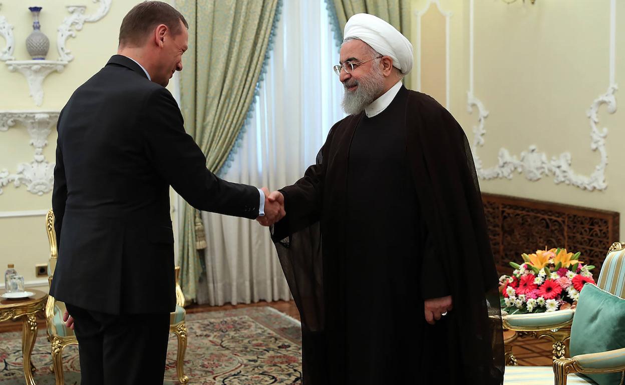 El presidente iraní, Hasán Rohani, recibe a Emmanuel Bonne, consejero diplomático del presidente francés, Emmanuel Macron.