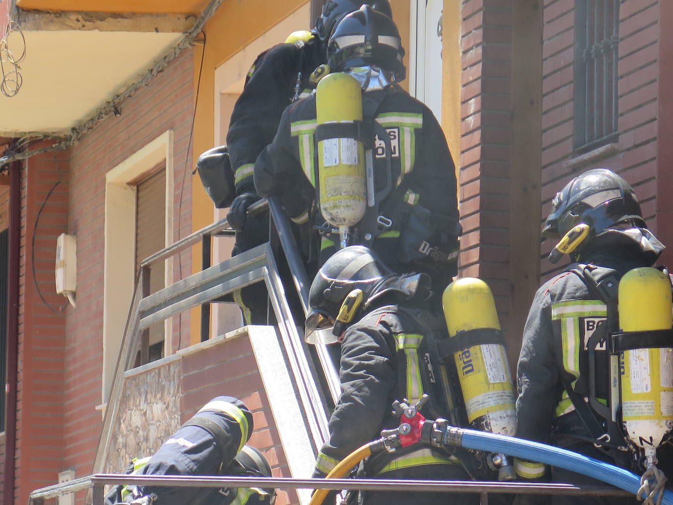 Fotos: Explota un televisor y desata un incendio en una vivienda de El Ejido